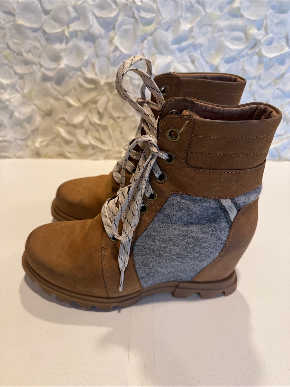 Sorel Brown Lace-Up Leather Ankle Boots with White Patterned Laces - Picture 2 of 5